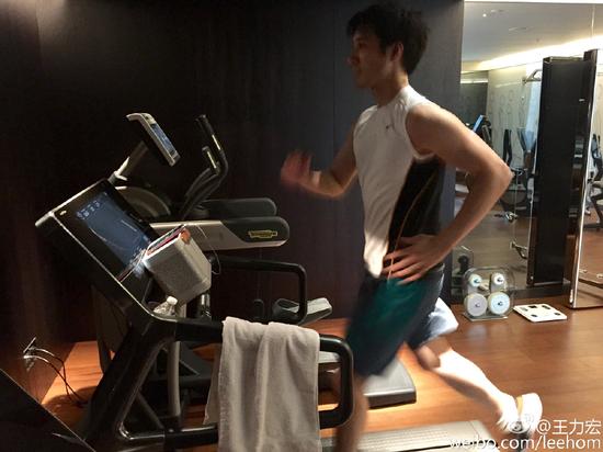 王力宏深夜鍛煉展現健碩手臂，網友熱切期待秀胸肌風采